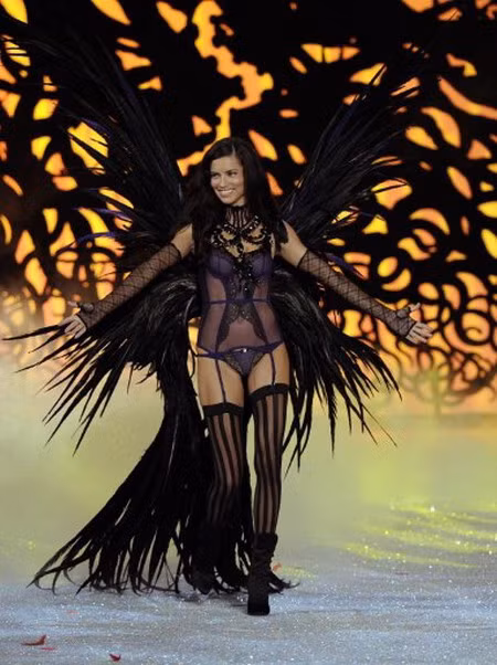 Adriana Lima trong đêm Victoria's Secret Fashion Show 2011. Ảnh: AFP. Adriana Lima trong đêm Victoria's Secret Fashion Show 2011. Ảnh: AFP.