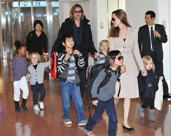 Angelina Jolie dắt Vivienne và Pax Thiên đi trước.