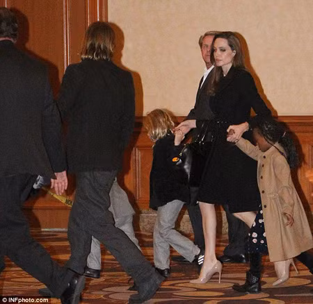 Buổi đi chơi buổi tối của đại gia đình gồm Brad Pitt và Angelina Jolie đến Mandalay Bay Resort and Casino tối hôm 18/12/2011. Buổi đi chơi buổi tối của đại gia đình gồm Brad Pitt và Angelina Jolie đến Mandalay Bay Resort and Casino tối hôm 18/12/2011.
