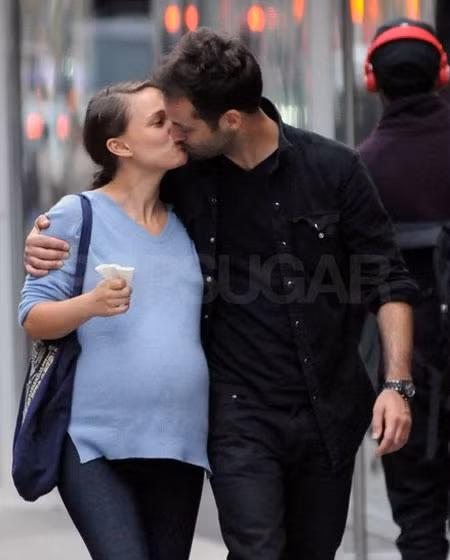 Natalie Portman và Benjamin Millepied không thể buông tay khỏi nhau khi đi bộ ở New York hồi tháng 5.