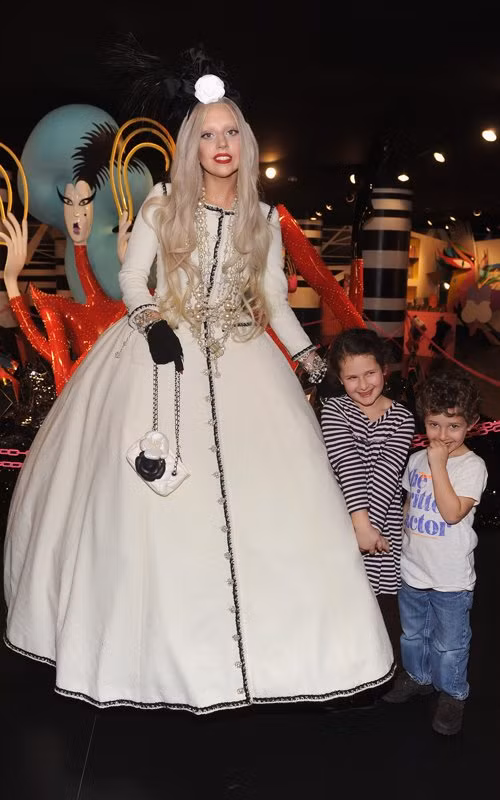 Lady Gaga lại bất ngờ dịu dàng, trắng từ đầu đến chân ảnh 2