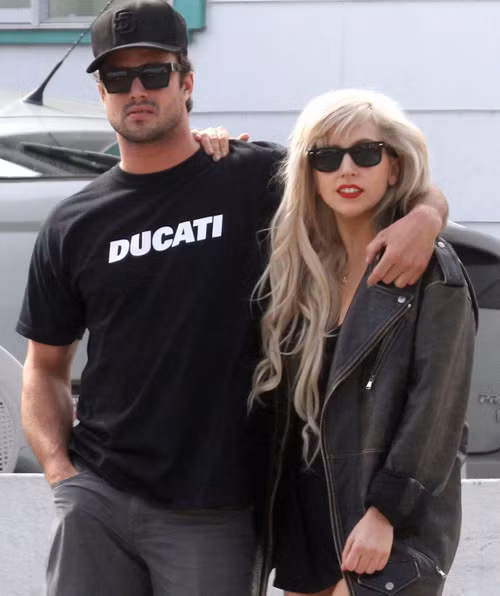 Gaga thoải mái để paparazzi chụp ảnh mình và bạn trai. Ảnh: Coleman.