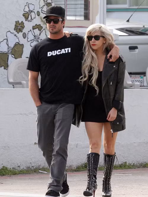 Lady Gaga và Taylor khoác vai nhau đi chơi ở California. Ảnh: Coleman.