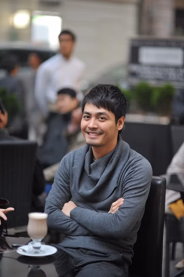 Dưới hàng ghế khán giả, nhiều người nhận ra MC Phan Anh của "Cặp đôi hoàn hảo". Anh ngồi lặng lẽ bên tách socola nóng và thưởng thức những bản nhạc cổ điển.