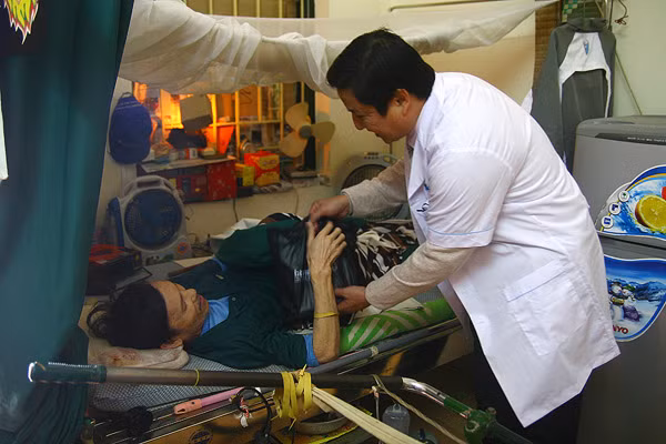 NSUT Chí Trung thăm hỏi, trao quà cho bác Nguyễn Văn Sinh – SN 1949, quê ở Hải Dương. Bác Sinh bị thương trong kháng chiến chống Mỹ và hiện tại phải nằm liệt giường, không đi lại được. Một ngày bác Sinh phải dùng 6 ống thuốc giảm đau để ngăn chặn các cơn đau hành hạ.