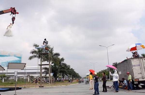 Xuân Lan treo mình trên cần cẩu cao 15m ảnh 4 Đến lượt Xuân Lan đứng dưới đất để chỉ đạo cho các thí sinh.