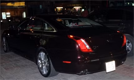 1. Hồ Ngọc Hà và bộ đôi Jaguar XJL - Lexus. Nữ ca sỹ này luôn nổi tiếng với việc sở hữu hàng loạt món đồ hàng hiệu. Niềm đam mê xe hơi của Hà Hồ có lẽ “lây” từ ông xã Cường đô la, vốn là đại gia có tiếng chơi xe ở Việt Nam với bộ sưu tập xe hơi đình đám như Lamborghini Gallardo SE, Lamborghini Gallardo, Ferrari 360 Spider, Ferrari F430, Ferrari F430 Spider…. 1. Hồ Ngọc Hà và bộ đôi Jaguar XJL - Lexus. Nữ ca sỹ này luôn nổi tiếng với việc sở hữu hàng loạt món đồ hàng hiệu. Niềm đam mê xe hơi của Hà Hồ có lẽ “lây” từ ông xã Cường đô la, vốn là đại gia có tiếng chơi xe ở Việt Nam với bộ sưu tập xe hơi đình đám như Lamborghini Gallardo SE, Lamborghini Gallardo, Ferrari 360 Spider, Ferrari F430, Ferrari F430 Spider….