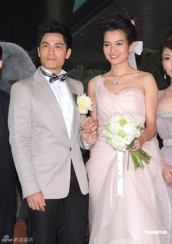 Cặp đôi hạnh phúc bên nhau. Lữ Tuệ Nghi đăng quang Á hậu Hong Kong 2006, trong khi chồng cô,