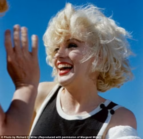 Ông Wills cũng cố gắng đưa ra lý do tại sao mà một người như Marilyn Monroe lại trở thành một trong những người phụ nữ phụ nữ hấp dẫn nhất thế giới. Trong ảnh: Nụ cười tỏa sáng trên phim trường Some Like It Hot năm 1959