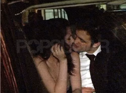 Robert Pattinson bị bắt gặp âu yếm bạn diễn trong 'Twilight', Kristen Stewart khi hai người đang ngồi ở ghế sau ô tô.