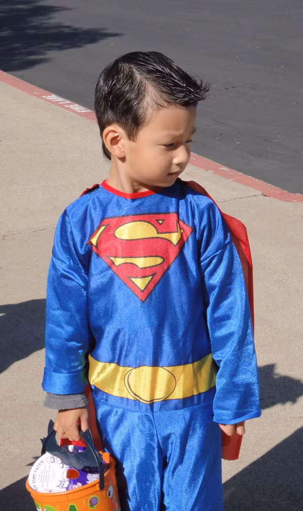Vào đúng ngày lễ Halloween, Bảo Nam đòi mẹ cho mặc quần áo siêu nhân. Đây là bộ đồ mà bé tự tay lựa chọn khi cùng mẹ đi shopping. Jennifer hạnh phúc kể lại: "Bé Nam bảo muốn làm siêu nhân để bảo vệ mẹ".