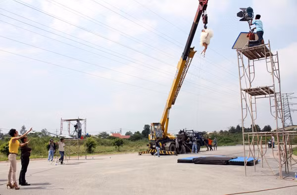 Xuân Lan treo mình trên cần cẩu cao 15m ảnh 5 Cô và các giám khảo Phạm Hoài Nam, Đỗ Mạnh Cường vừa động viên vừa chỉ đạo cách tạo dáng cho 5 cô gái trẻ gồm Phương Anh, Lê Thúy, Hoàng Thùy, Thùy Trang và Trà My.