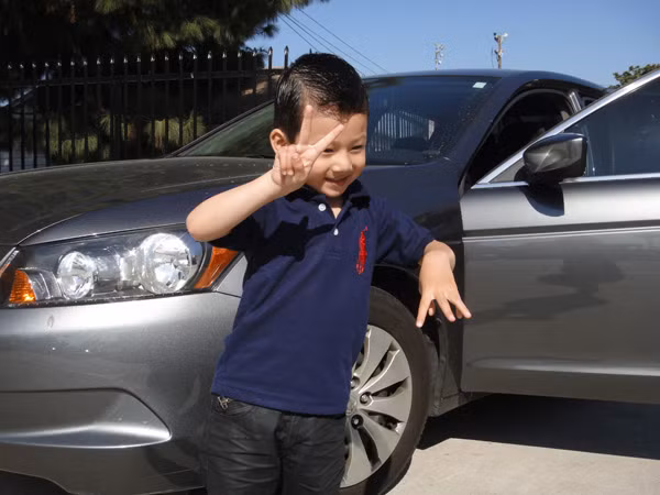 Bảo Nam rất thích làm điệu bộ xì tin trước ống kính của mẹ.
