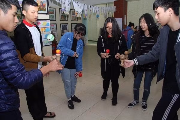 Học sinh tham gia các trò chơi mang phong cách Nhật Bản (Ảnh: CTV)
