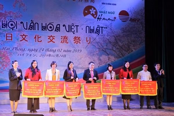 Ban tổ chức trao tặng chứng nhận cho các nhà trường tham gia ngày hội (Ảnh: CTV)