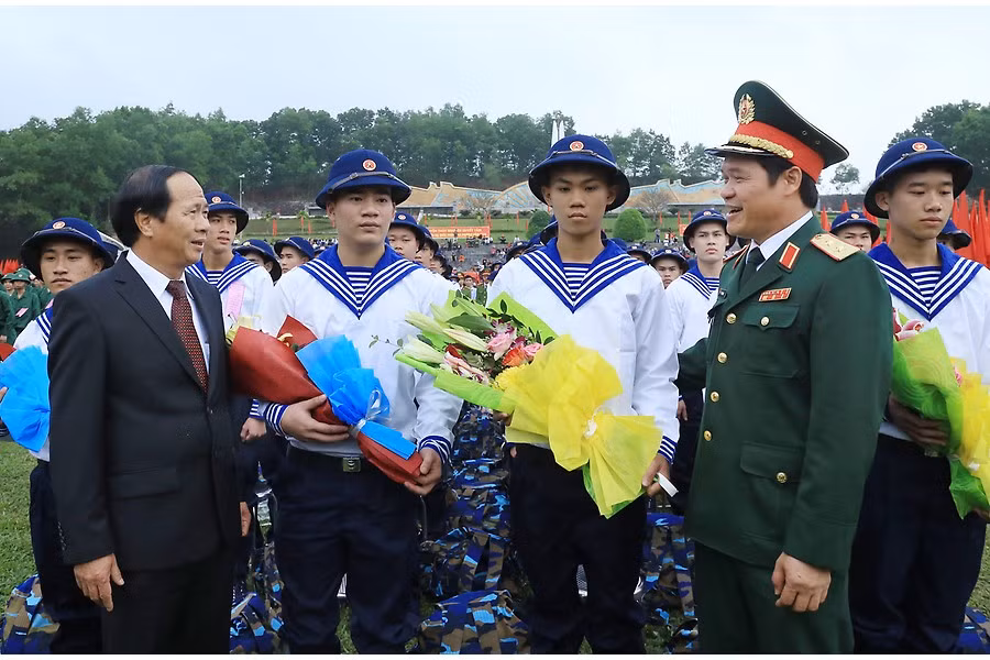Lãnh đạo thành phố Hải Phòng tặng hoa động viên các thanh niên lên đường nhập ngũ (Ảnh: CTV)