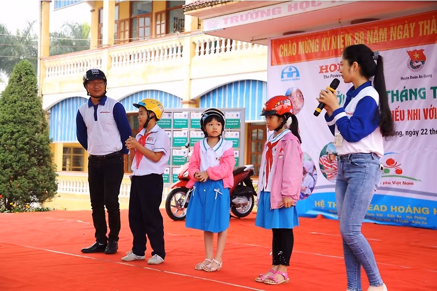Học sinh được hướng dẫn cách đội mũ bảo hiểm an toàn (Ảnh: CTV)