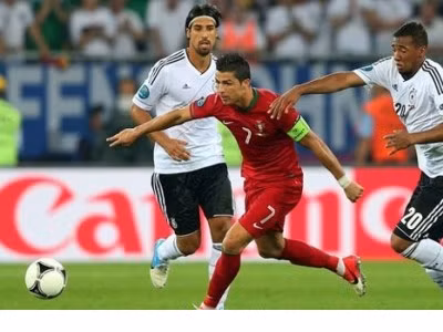 Ronaldo vẫy vùng trong vô vọng Ronaldo vẫy vùng trong vô vọng