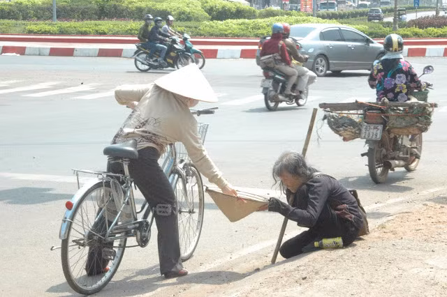 Kêu gọi "đừng thương người", có bất nhẫn quá không?