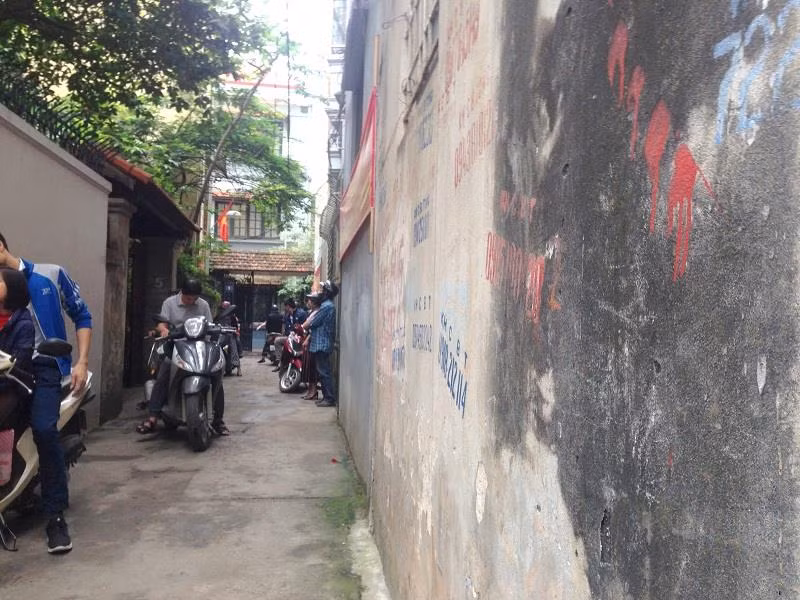 Nhiều phụ huynh lo cho con đã đưa con đi ôn thi, học thêm mà không nghĩ rằng chính họ đã góp phần rút ngắn tuổi thơ trong sáng, tươi đẹp của con mình. Ảnh: Công Tiến Nhiều phụ huynh lo cho con đã đưa con đi ôn thi, học thêm mà không nghĩ rằng chính họ đã góp phần rút ngắn tuổi thơ trong sáng, tươi đẹp của con mình. Ảnh: Công Tiến