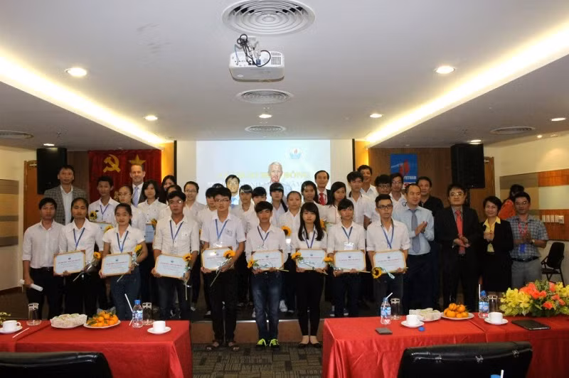 Các sinh viên có hoàn cảnh khó khăn nhận học bổng từ Quỹ học bổng Thắp Sáng Niềm Tin. Các sinh viên có hoàn cảnh khó khăn nhận học bổng từ Quỹ học bổng Thắp Sáng Niềm Tin.