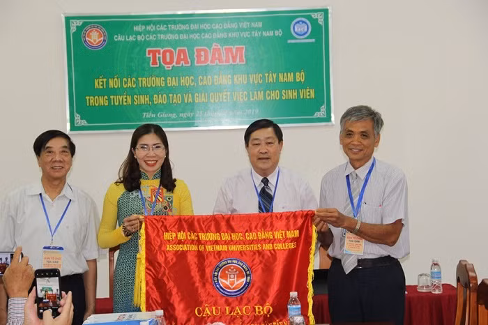 Tiến sĩ Lê Hữu Hải trao cờ luân lưu tổ chức họp mặt Câu lạc bộ các trường đại học, cao đẳng Tây Nam Bộ cho Trường cao đẳng sư phạm Cà Mau. Tiến sĩ Lê Hữu Hải trao cờ luân lưu tổ chức họp mặt Câu lạc bộ các trường đại học, cao đẳng Tây Nam Bộ cho Trường cao đẳng sư phạm Cà Mau.