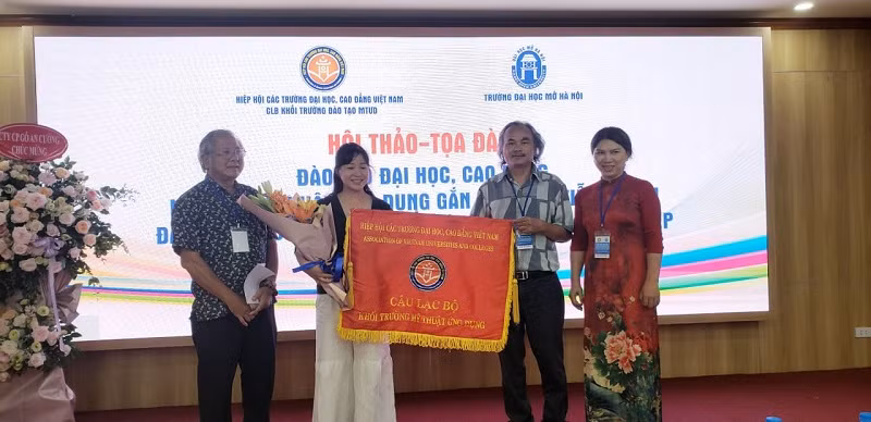 Trao cờ đăng cai tổ chức hội thảo cho đơn vị kế tiếp.
