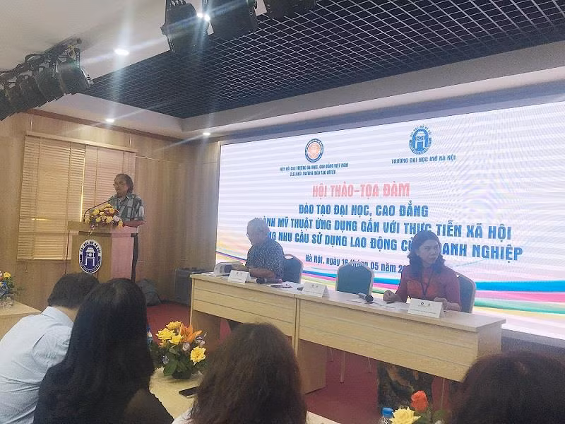 Phó giáo sư, Tiến sĩ Nguyễn Xuân Nghị - Nguyên Hiệu trưởng Trường đại học Mỹ thuật Công nghiệp Hà Nội, Chủ nhiệm câu lạc bộ khối các trường đào tạo mỹ thuật ứng dụng phát biểu tại buổi hội thảo.