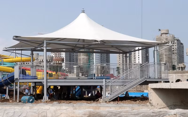 Khu vực trò chơi đu ngựa quay.