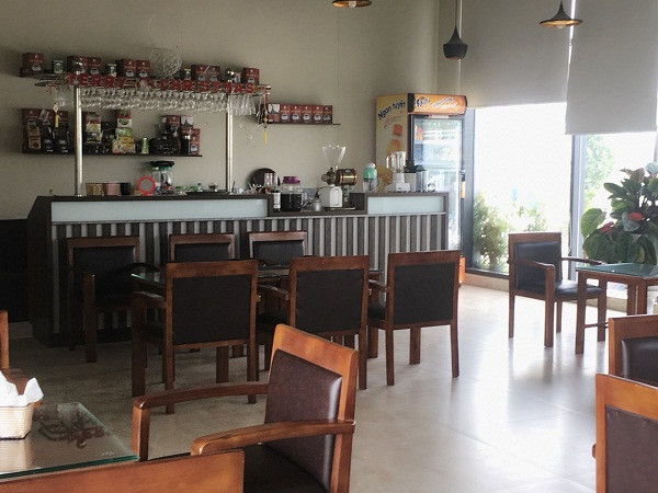 Nhà hàng, quán bar nơi khách hàng ăn uống nghỉ ngơi. Nhà hàng, quán bar nơi khách hàng ăn uống nghỉ ngơi.