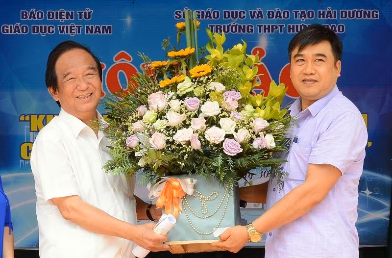 Thầy Phạm Văn Thái (bên phải) Hiệu trưởng trường trung học phổ thông Hưng Đạo, Hải Dương tặng hoa cảm ơn Ban tổ chức hội thảo, Báo Điện tử Giáo dục Việt Nam. Ảnh: Công Tiến Thầy Phạm Văn Thái (bên phải) Hiệu trưởng trường trung học phổ thông Hưng Đạo, Hải Dương tặng hoa cảm ơn Ban tổ chức hội thảo, Báo Điện tử Giáo dục Việt Nam. Ảnh: Công Tiến