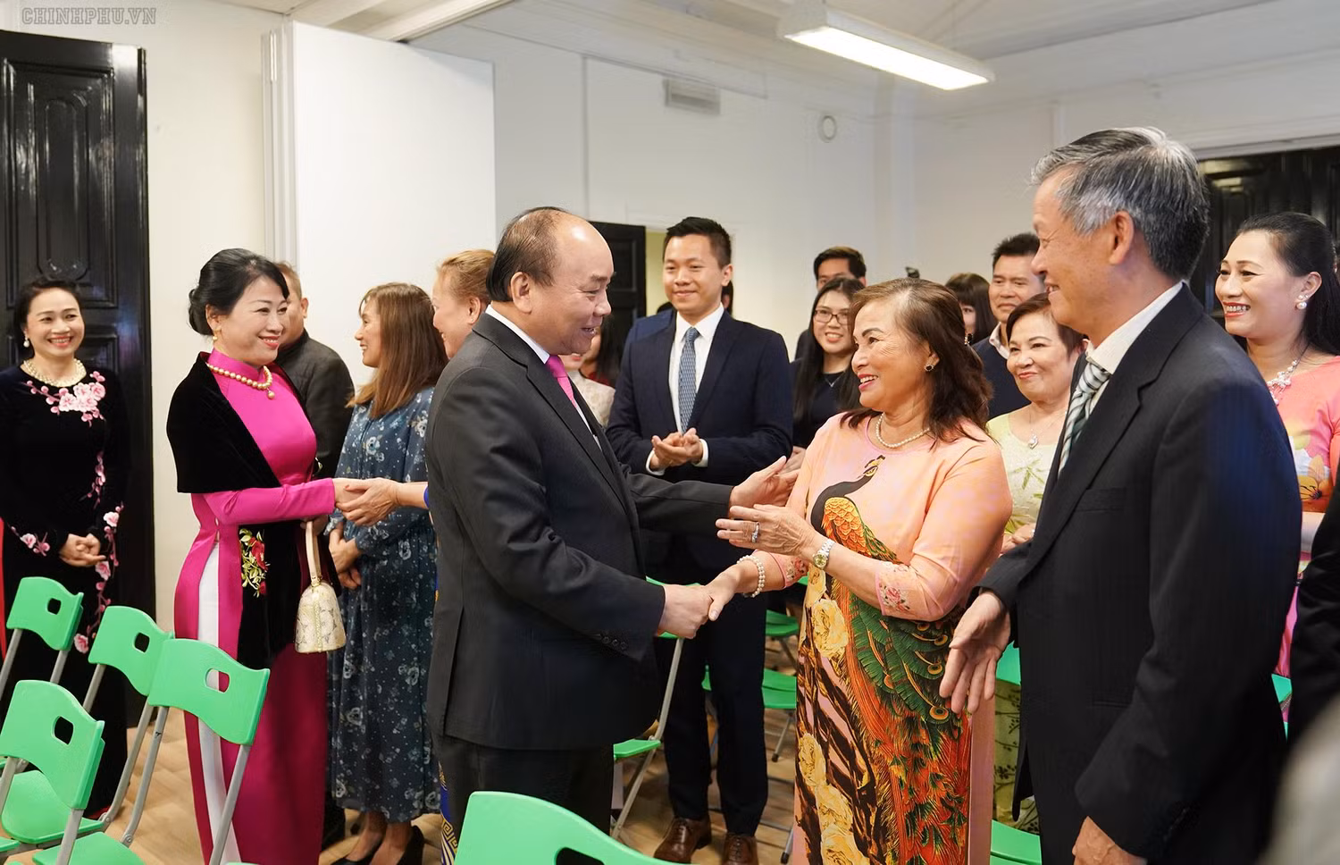 Thủ tướng thăm hỏi, nói chuyện với cán bộ, nhân viên Đại sứ quán và cộng đồng người Việt Nam tại Na Uy. Ảnh VGP/Quang Hiếu