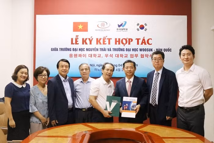 Ông Pank Sang – Shik được bổ nhiệm làm Phó hiệu trưởng phụ trách Hợp tác Hàn Quốc, Trường đại học Nguyễn Trãi. Ông Pank Sang – Shik được bổ nhiệm làm Phó hiệu trưởng phụ trách Hợp tác Hàn Quốc, Trường đại học Nguyễn Trãi.