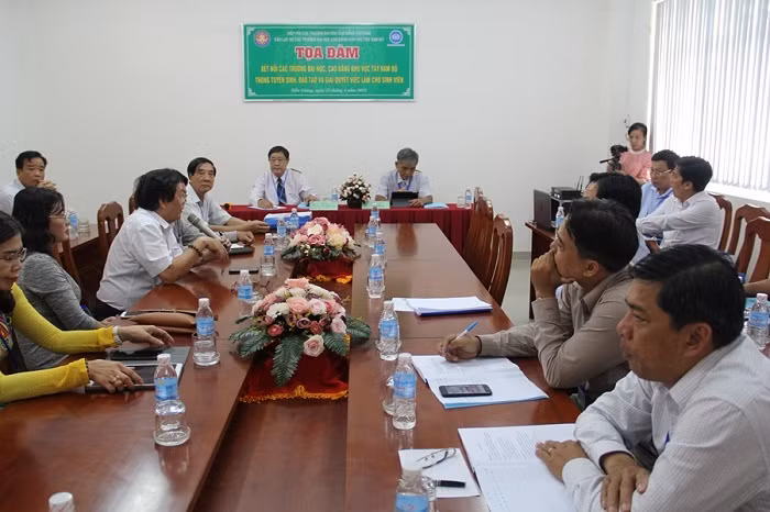 Tọa đàm Câu lạc bộ các trường đại học, cao đẳng Tây Nam Bộ năm 2019: Giáo sư, Tiến sĩ Hà Thanh Toàn và Tiến sĩ Lê Hữu Hải. Tọa đàm Câu lạc bộ các trường đại học, cao đẳng Tây Nam Bộ năm 2019: Giáo sư, Tiến sĩ Hà Thanh Toàn và Tiến sĩ Lê Hữu Hải.