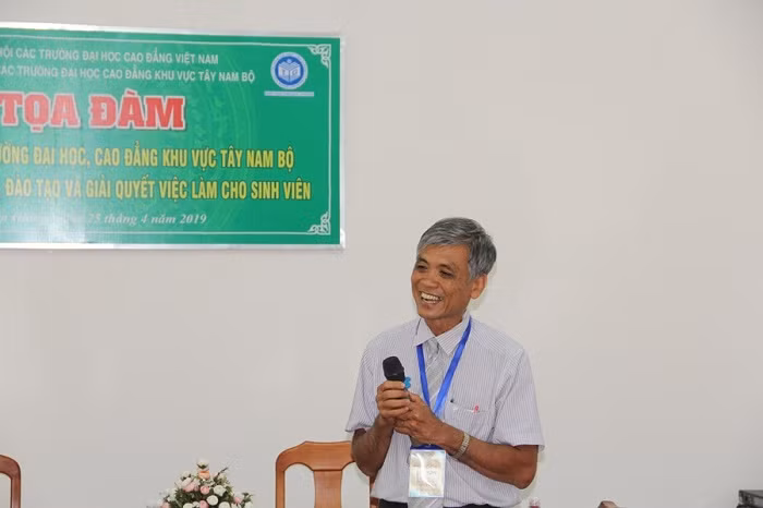 Đại biểu tham dự tọa đàm phát biểu. Đại biểu tham dự tọa đàm phát biểu.