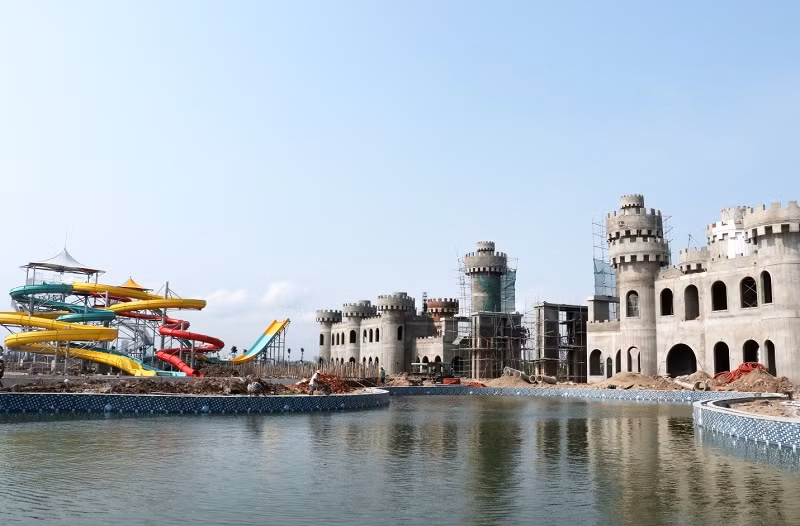 Khu vực lâu đài trò chơi đang dần được hoàn thiện.