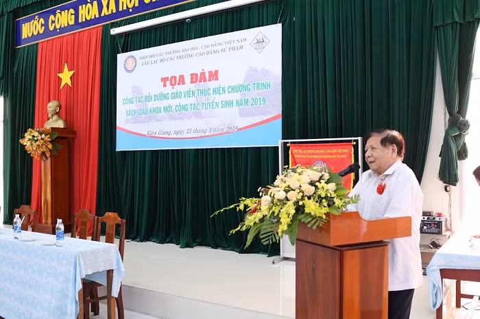 Phó giáo sư Tiến sĩ Trần Xuân Nhĩ phát biểu. Phó giáo sư Tiến sĩ Trần Xuân Nhĩ phát biểu.