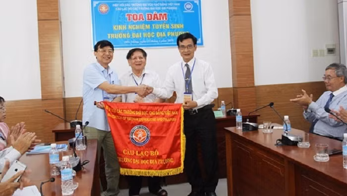 Phó giáo sư, Tiến sĩ Võ Ngọc Hà trao cờ luân lưu tổ chức họp mặt Câu lạc bộ các trường đại học địa phương cho đại diện Trường đại học Hải Phòng. Phó giáo sư, Tiến sĩ Võ Ngọc Hà trao cờ luân lưu tổ chức họp mặt Câu lạc bộ các trường đại học địa phương cho đại diện Trường đại học Hải Phòng.