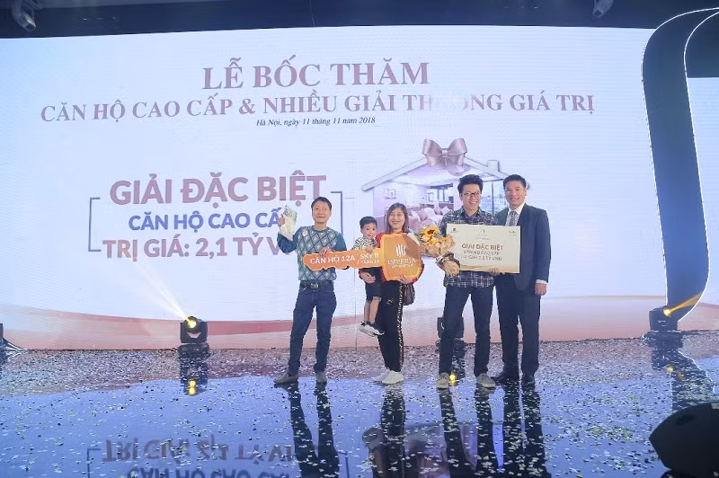 Anh Trần Quang Dũng (phường Phúc Tân, Hoàn Kiếm, Hà Nội) may mắn trúng thưởng 01 căn hộ tại Sky B tầng 12A giá trị hơn 2,2 tỉ đồng.
