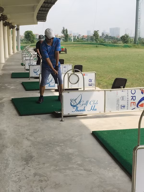 Các tay golf sẵn sàng tư thế để đánh bóng.