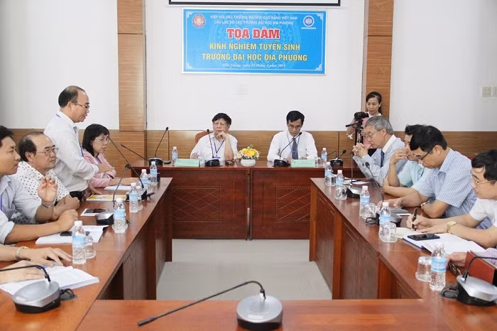 Toàn cảnh buổi tọa đàm về kinh nghiệm tuyển sinh của các trường đại học địa phương. Toàn cảnh buổi tọa đàm về kinh nghiệm tuyển sinh của các trường đại học địa phương.