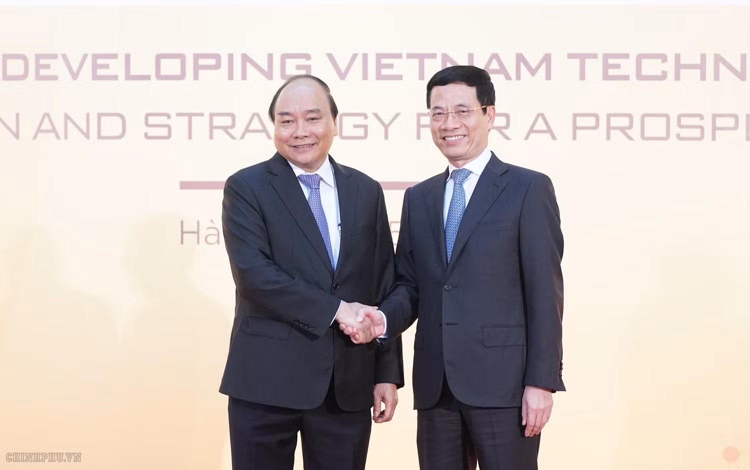 Thủ tướng Nguyễn Xuân Phúc và Bộ trưởng Bộ Thông tin và Truyền thông Nguyễn Mạnh Hùng. Ảnh VGP/Quang Hiếu