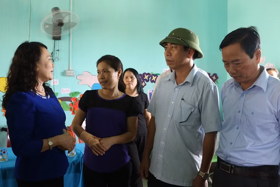 Thứ trưởng Nghĩa tới thăm hỏi, động viên giáo viên và học sinh các trường bị thiệt hại do bão số 10 tại Quảng Bình (Ảnh: Thùy Linh)