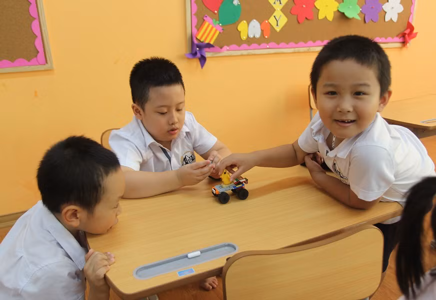 Năm học 2017-2018, Nhà trường chào đón 300 học sinh đầu tiên tới học tập và vui chơi dưới mái trường Everest