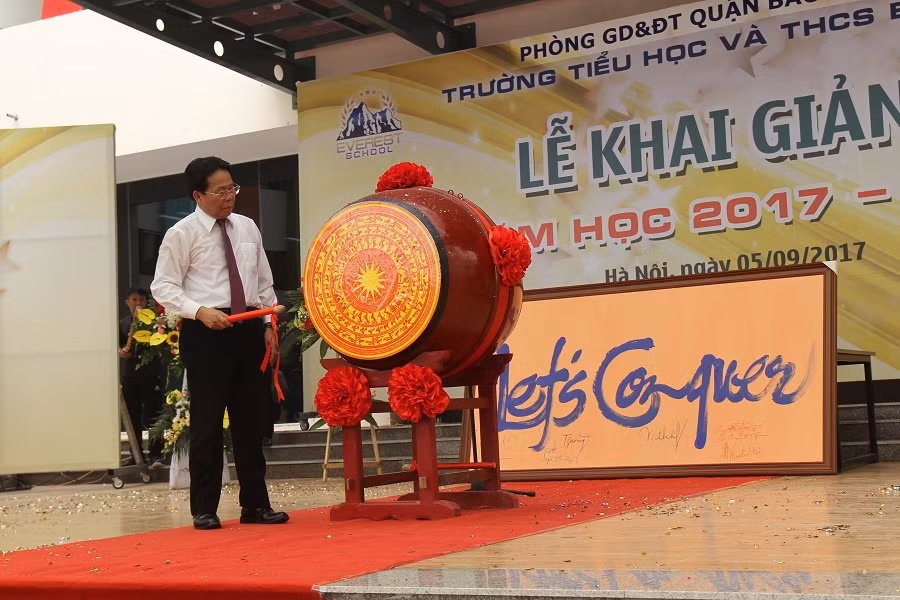 Tiến sĩ khoa học Nghiêm Vũ Khải - Đại biểu Quốc hội và cũng là Cố vấn đặc biệt của trường đánh trống khai giảng năm học mới tại ngôi trường Tiểu học và Trung học cơ sở Everest