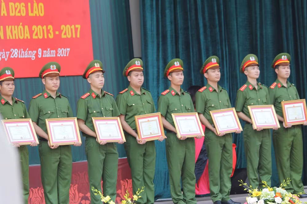 Ban Giám đốc Học viện Cảnh sát nhân dân trao giấy khen cho các học viên có thành tích xuất sắc trong khóa học (Ảnh: Hà Linh) Ban Giám đốc Học viện Cảnh sát nhân dân trao giấy khen cho các học viên có thành tích xuất sắc trong khóa học (Ảnh: Hà Linh)