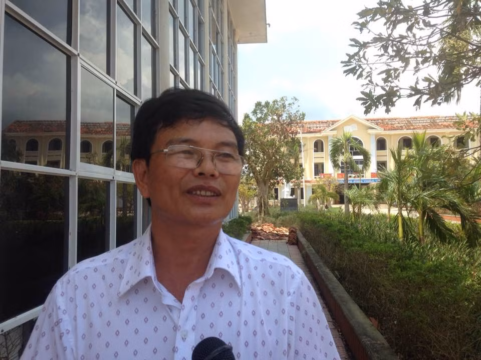 Thầy Đỗ Hữu Diên – Hiệu trưởng trường Trung học phổ thông Quang Trung (Quảng Trạch, Quảng Bình) chia sẻ, trường bị hư hỏng từ hệ thống hàng rào, tốc mái ngói…nhưng thiệt hại nặng nề nhất là khu nội trú cho cán bộ giáo viên. (Ảnh: Thùy Linh)