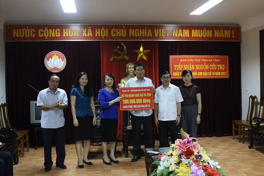 Đại diện Bộ Giáo dục và Đào tạo - Thứ trưởng Nguyễn Thị Nghĩa trao 500 triệu đồng hỗ trợ Hà Tĩnh thiệt hại sau bão số 10 (Ảnh: Thùy Linh)