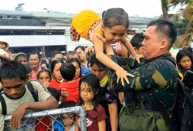 Những người sống sót sau siêu bão Haiyan đều muốn bỏ chạy khỏi Tacloban, một thành phố chết.