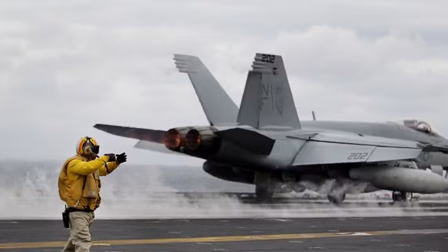 Chiến đấu cơ FA-18 hải quân Mỹ cất cánh từ tàu sân bay George Wahsington.
